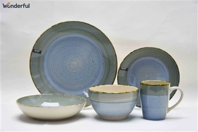Set di stoviglie colorate azzurra