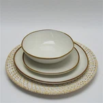 Accogliente set da tavola in ceramica smaltata reattiva