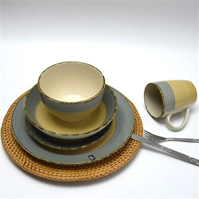 Set di stoviglie dipinte